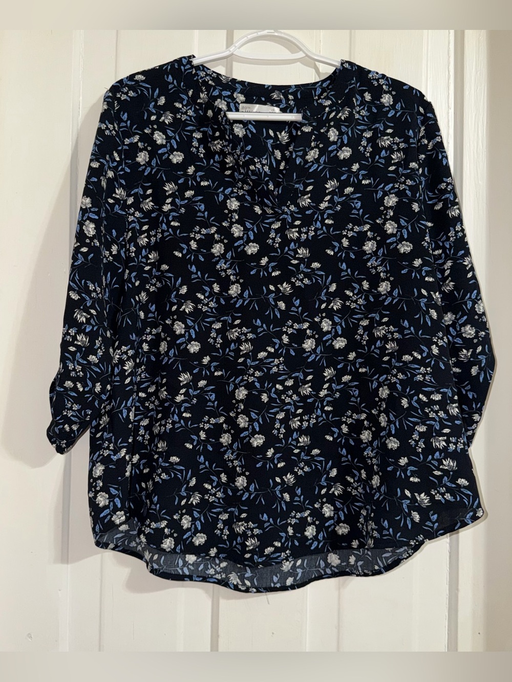 Women's size large Navy Floral V-Neck Blouse shirt top